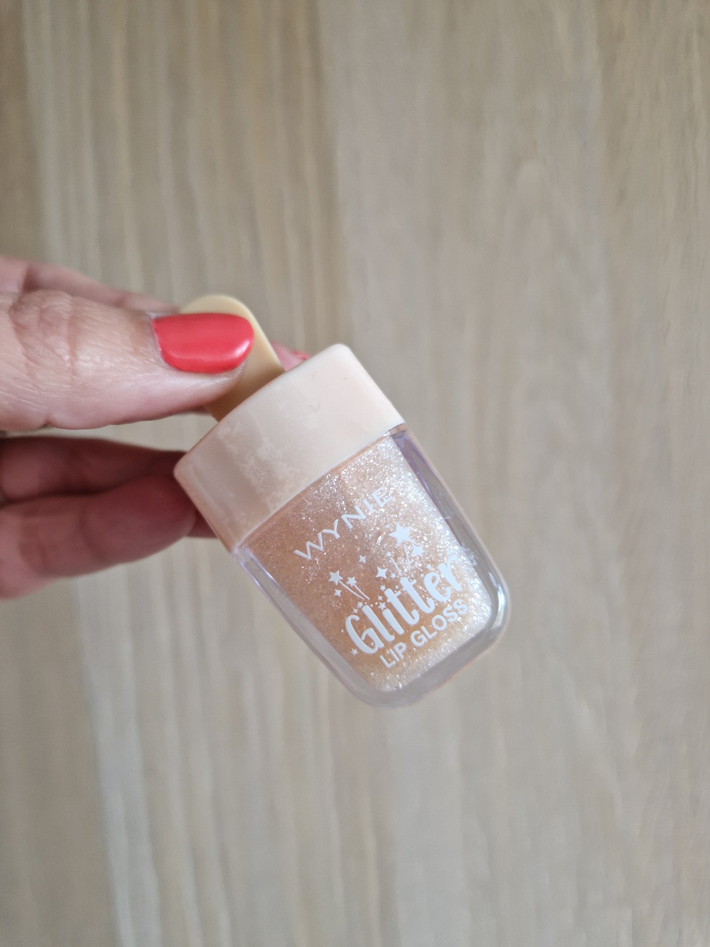 HELADO BRILLO DE LABIOS CON GLITTER DE WYNIE
