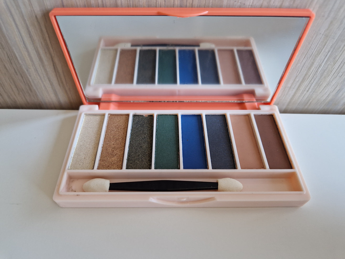 PALETA CON 8 SOMBRAS ALOHA  DE  LETICIA WELL